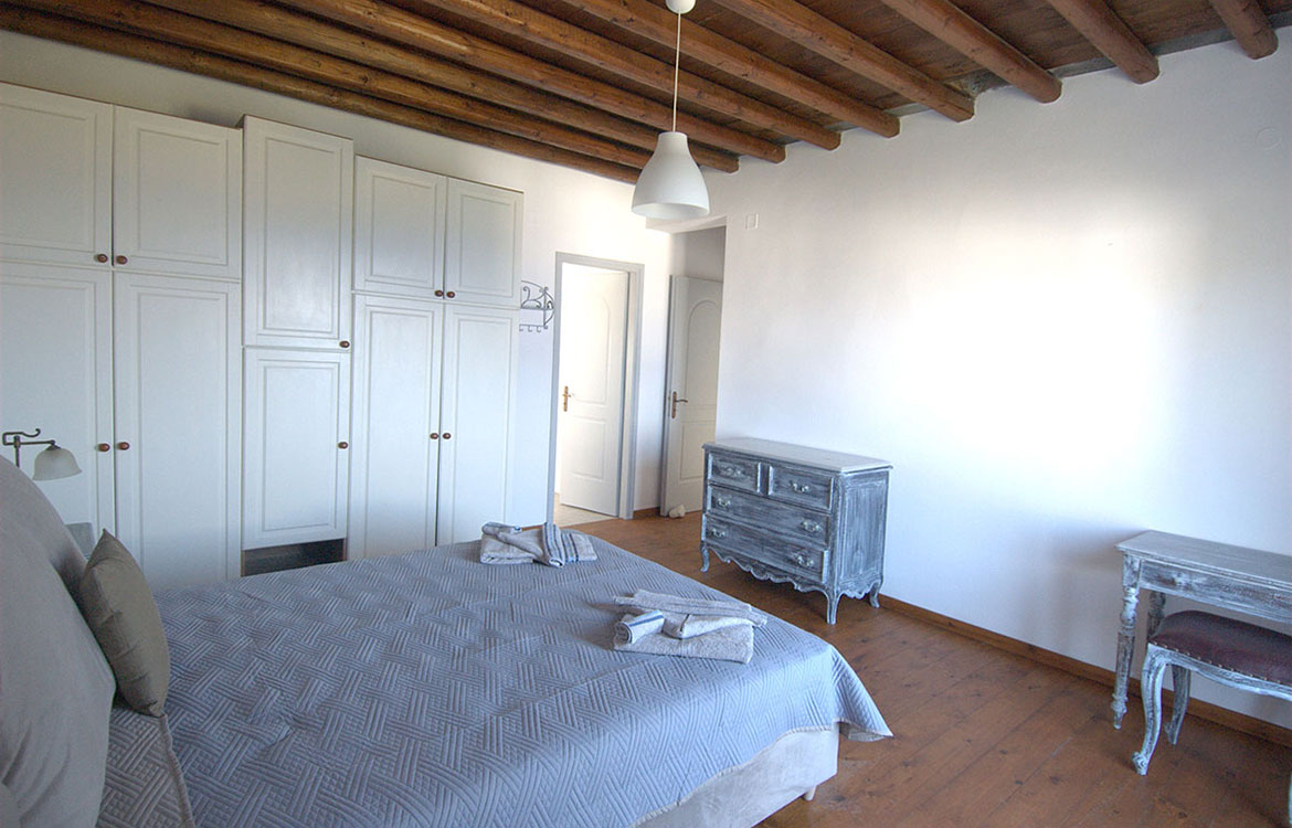 Chambre spacieuse à Napos Villa