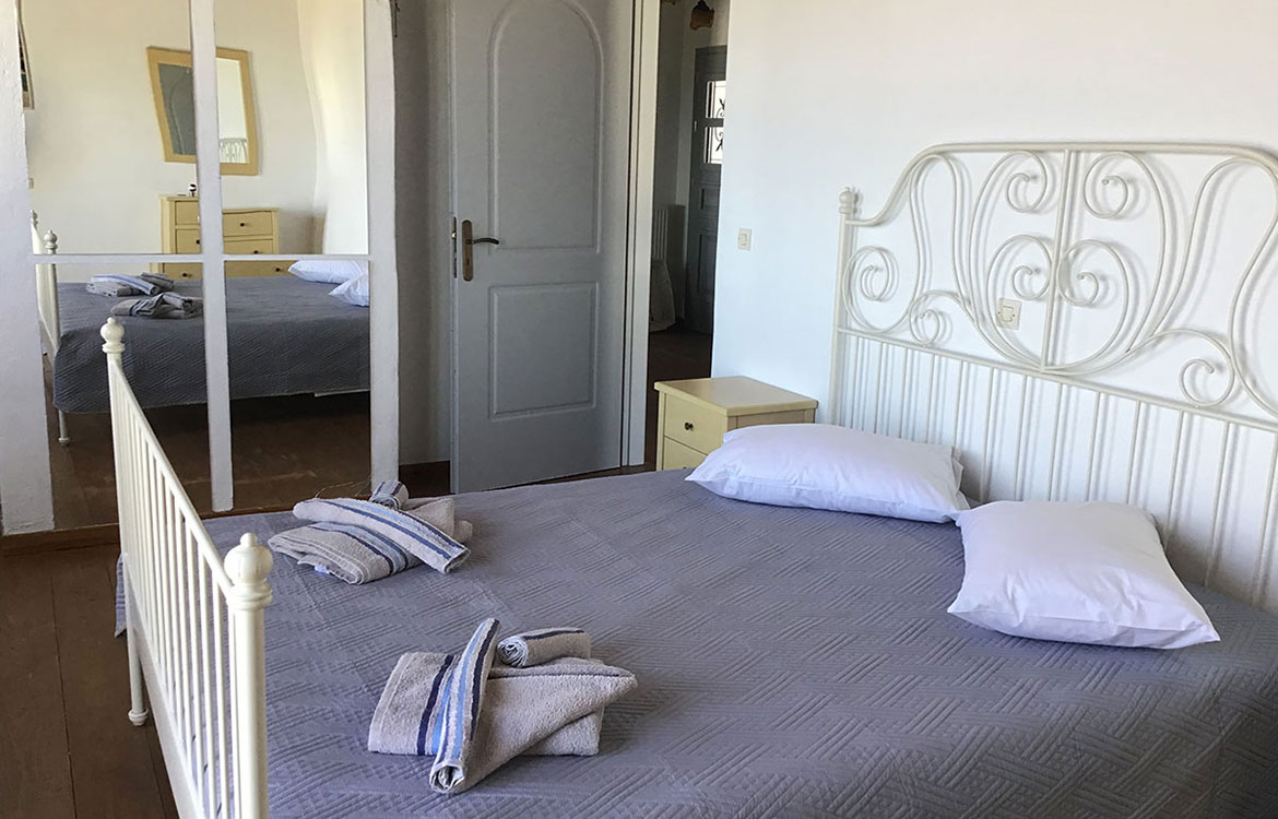 Chambre avec un lit en métal